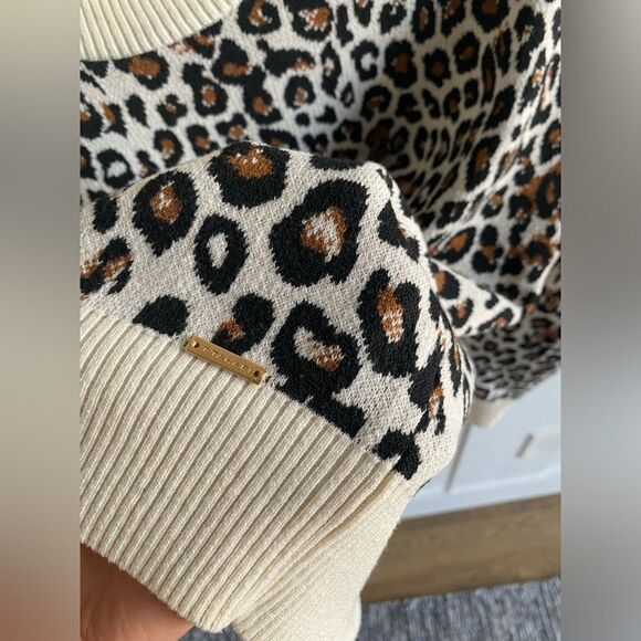 T Tahari Leopard Print crew neck Sweater - Picture 5 of 5